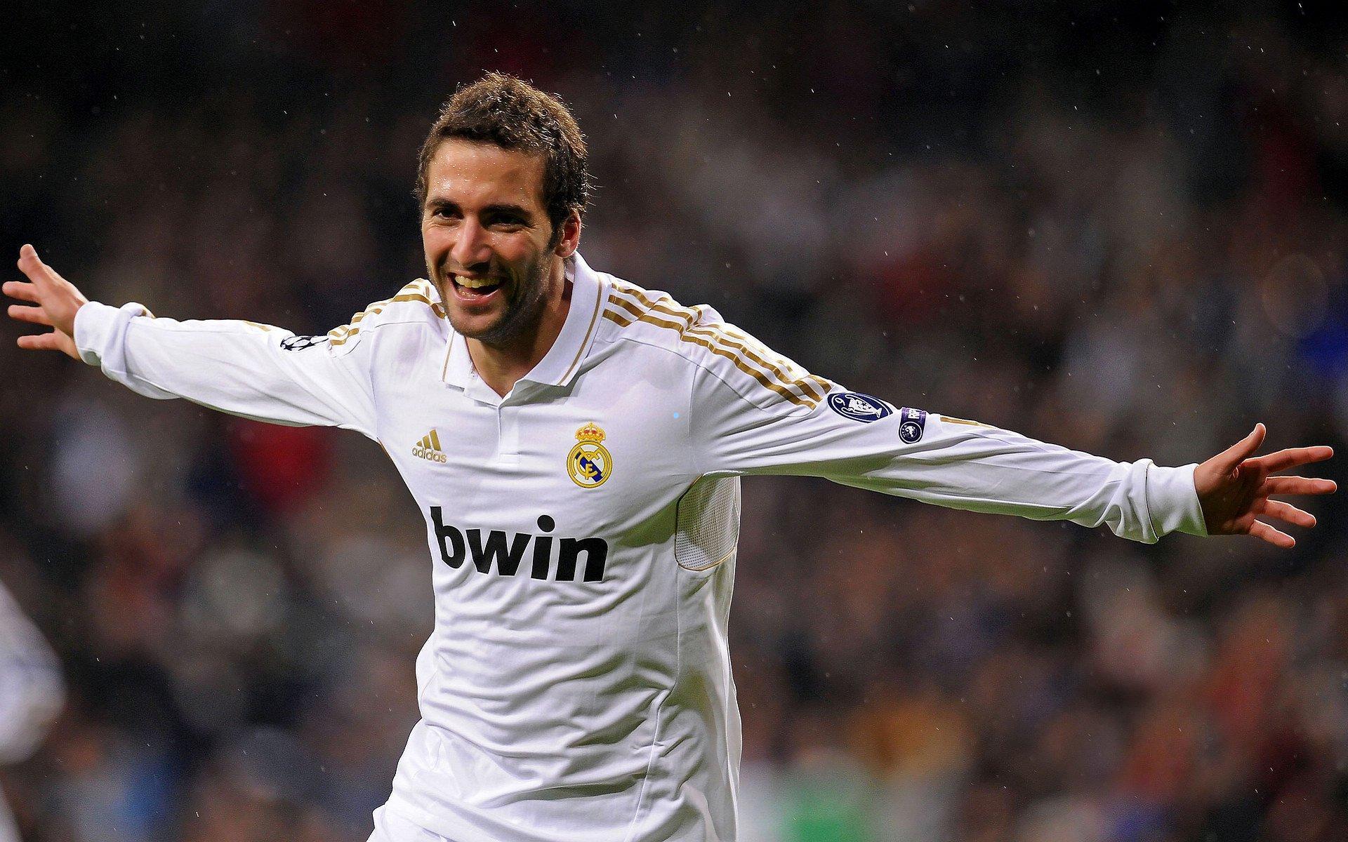 拉菲尼亚封神之夜！巴萨3-2逆转皇马勇夺西超杯，西甲冠军呼之欲出？